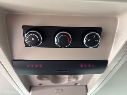 Used 2015 Chrysler Town & Country Touring FWD image 15
