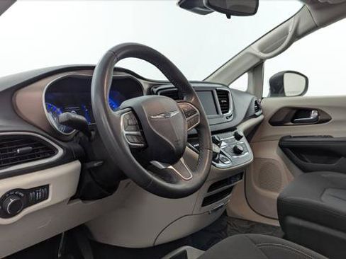 Used 2023 Chrysler Voyager LX FWD image 23