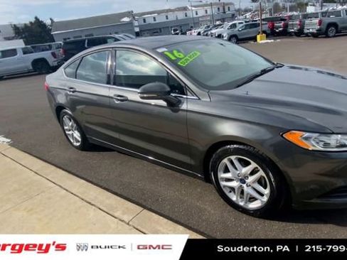 Used 2016 Ford Fusion SE image 2