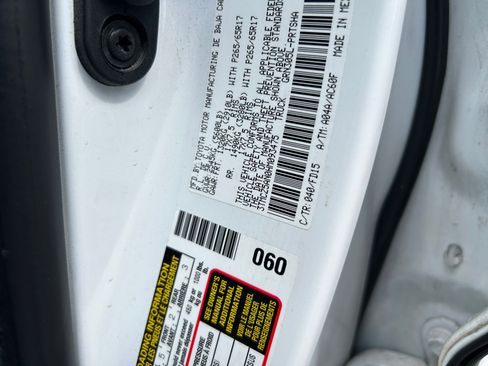 Used 2017 Toyota Tacoma TRD Sport w/ Tow Package (A/T) AWD/4WD image 32