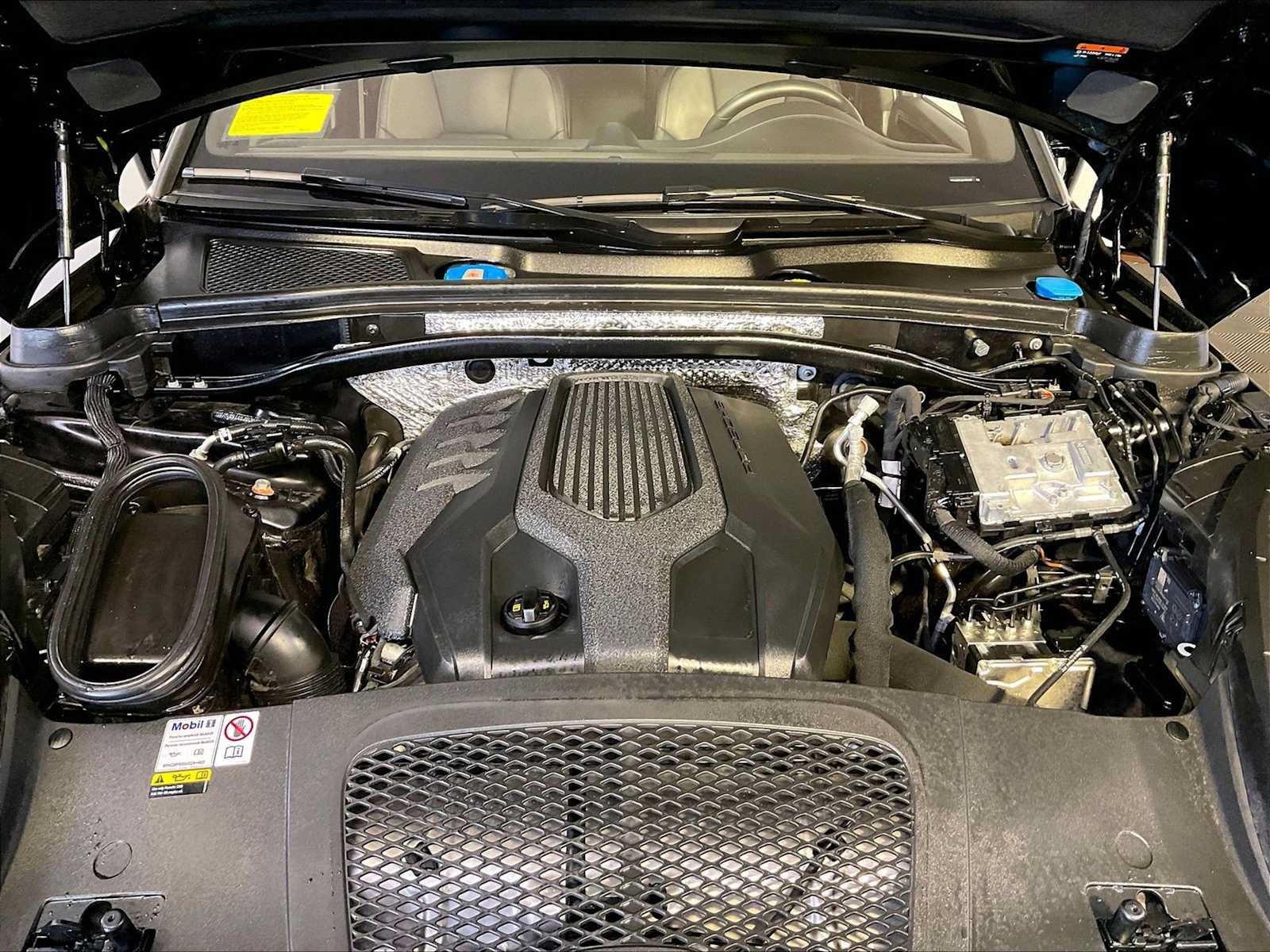 Certified 2022 Porsche Macan AWD/4WD image 32