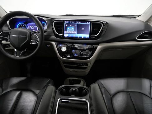 Used 2024 Chrysler Pacifica Touring-L FWD image 10