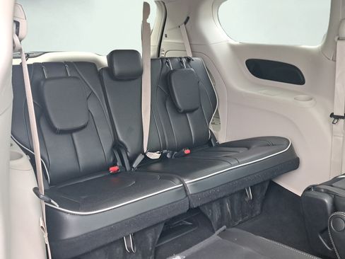 Used 2023 Chrysler Pacifica Limited FWD image 14
