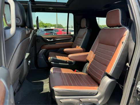Used 2023 GMC Yukon XL Denali Ultimate AWD/4WD image 12