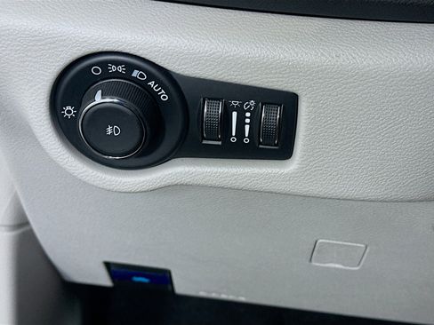 Used 2024 Chrysler Pacifica Touring-L image 17