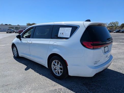 Used 2025 Chrysler Pacifica Select image 7
