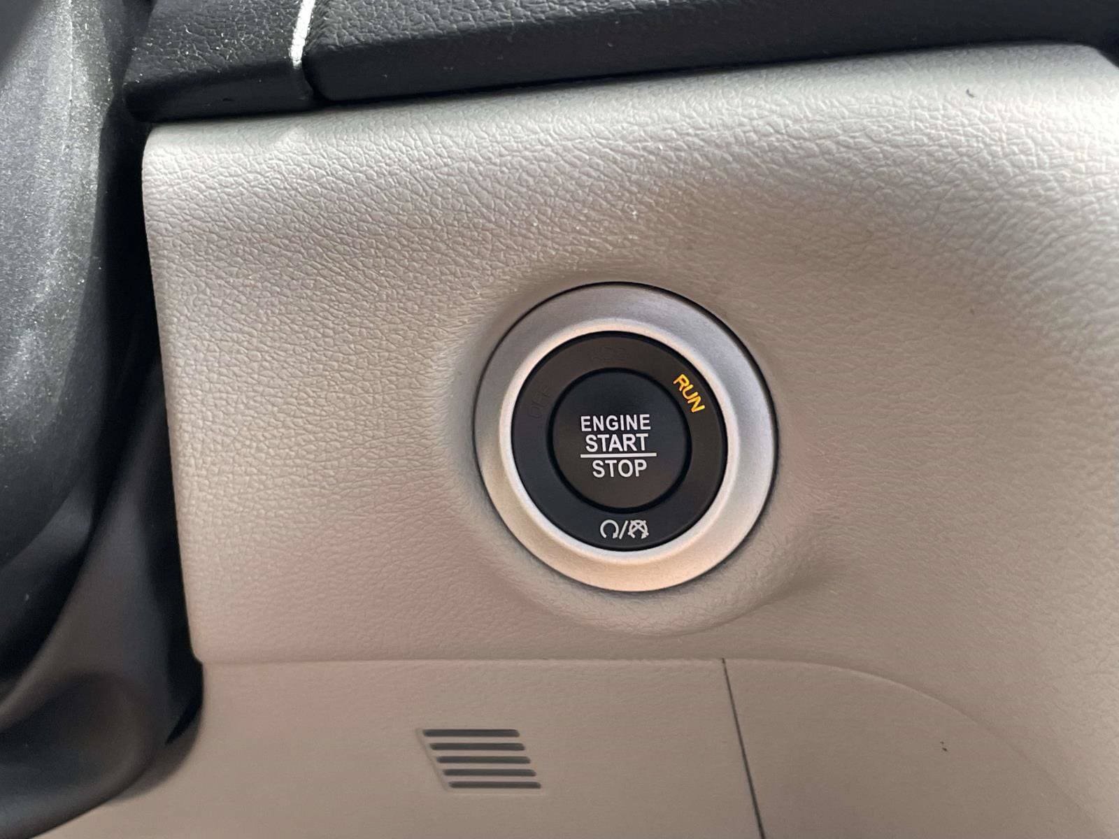 Used 2024 Chrysler Pacifica Touring-L FWD image 25
