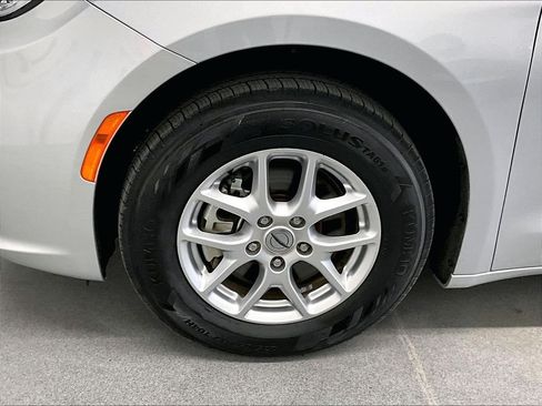 Used 2023 Chrysler Pacifica Touring-L FWD image 7