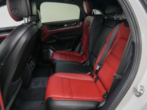 Used 2025 Porsche Cayenne Turbo AWD/4WD image 18