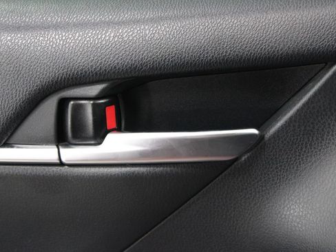 Used 2018 Toyota Camry SE FWD image 33