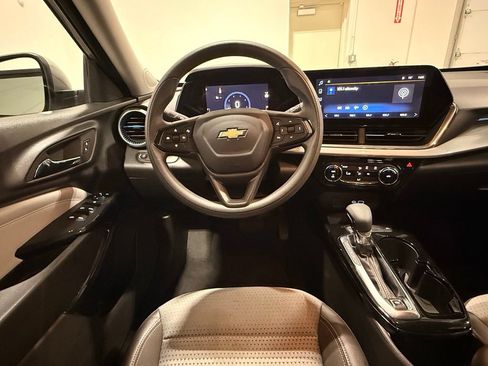 Used 2025 Chevrolet Trax LT FWD image 25