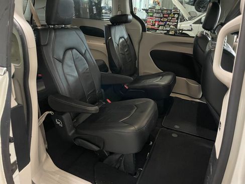 Used 2017 Chrysler Pacifica Touring-L w/ Tire & Wheel Group FWD image 19