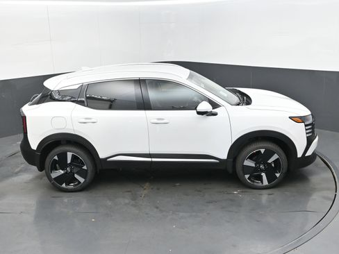 New 2025 Nissan Kicks SR image 37