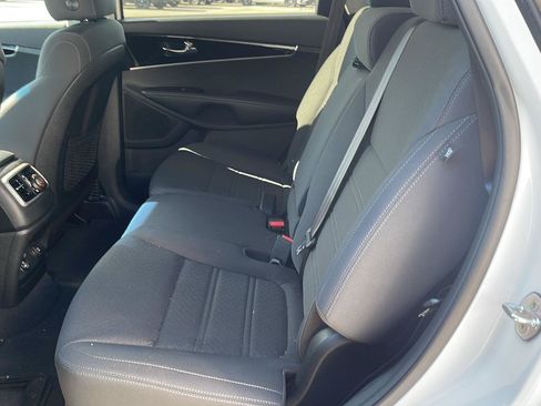 Used 2020 Kia Sorento LX AWD/4WD image 7