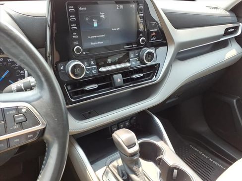 Used 2020 Toyota Highlander XLE AWD/4WD image 30
