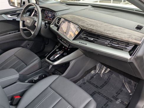Used 2025 Audi Q4 e-tron Prestige image 21