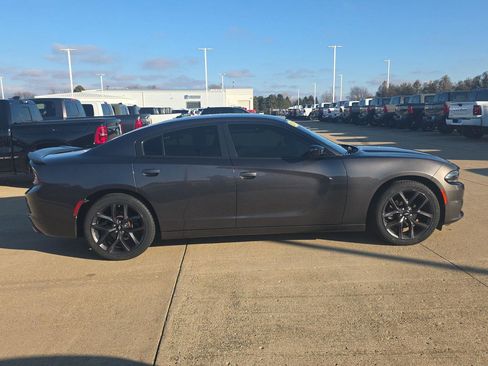 Used 2019 Dodge Charger SXT image 10