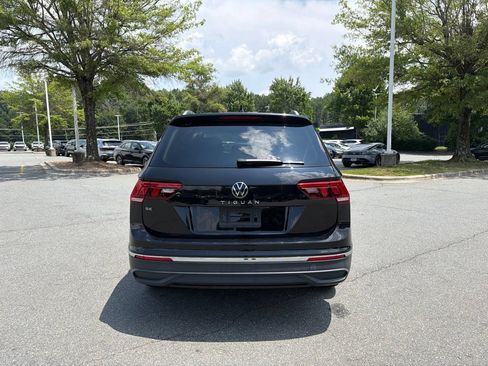 Used 2023 Volkswagen Tiguan SE w/ Panoramic Sunroof Package FWD image 4