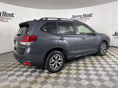 Used 2022 Subaru Forester Premium image 4