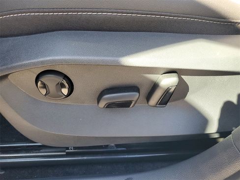 Certified 2025 Volkswagen Taos SE image 19