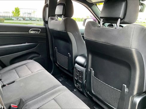 Used 2019 Jeep Grand Cherokee Laredo AWD/4WD image 28