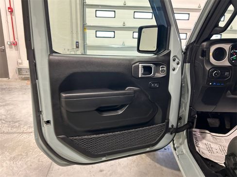 Used 2024 Jeep Wrangler Unlimited w/ Convenience Group image 15