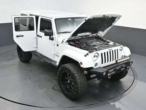 Used 2015 Jeep Wrangler Unlimited Sahara w/ Connectivity Group AWD/4WD image 48