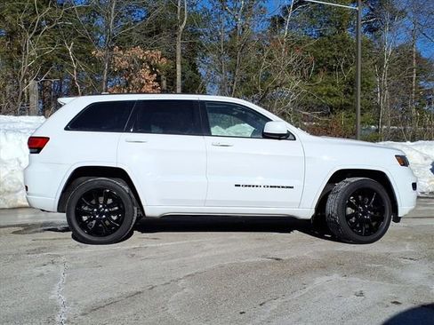Used 2022 Jeep Grand Cherokee Laredo X AWD/4WD image 2
