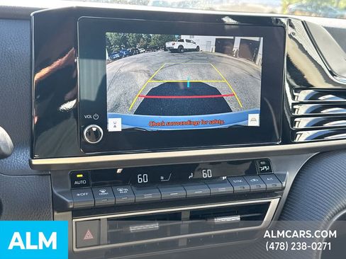 Used 2025 Toyota Camry SE image 32