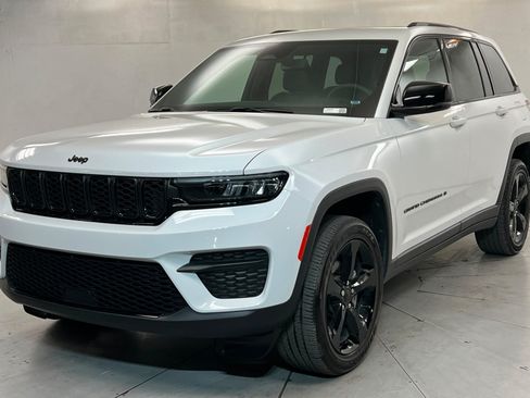 Certified 2023 Jeep Grand Cherokee Altitude AWD/4WD image 1