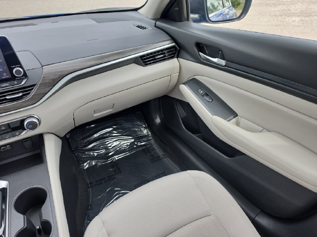 Used 2025 Nissan Altima 2.5 SV FWD image 12