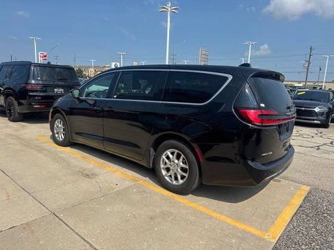 Used 2024 Chrysler Pacifica Touring-L FWD image 3