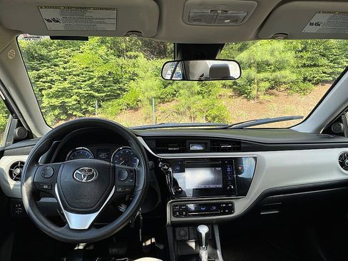 Certified 2018 Toyota Corolla LE FWD image 19