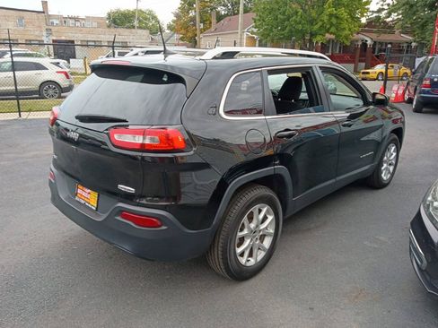 Used 2018 Jeep Cherokee Latitude w/ Cold Weather Group AWD/4WD image 4