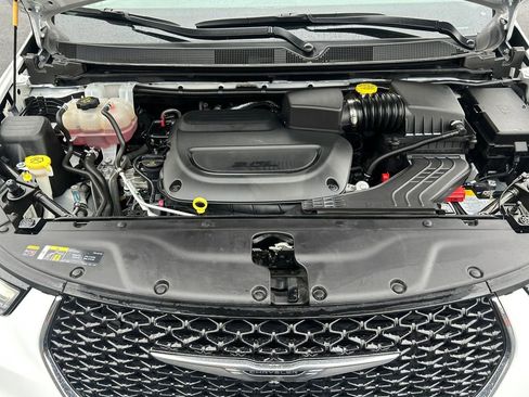 Used 2024 Chrysler Pacifica Limited image 29