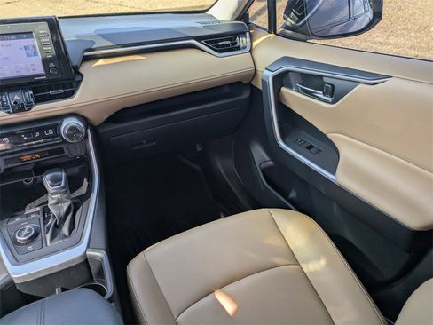 Used 2022 Toyota RAV4 XLE Premium image 18