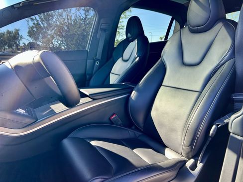 Used 2022 Tesla Model X Plaid image 12