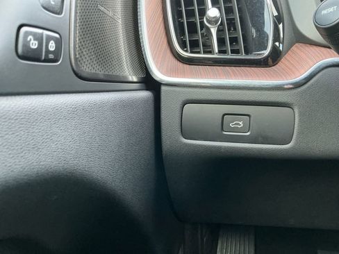 Used 2024 Volvo XC60 B5 Plus image 23