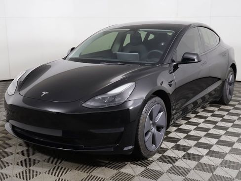 Used 2023 Tesla Model 3 Standard Range image 9