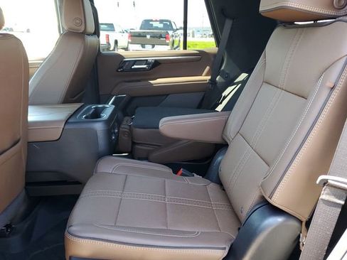 Used 2025 Chevrolet Tahoe High Country AWD/4WD image 12