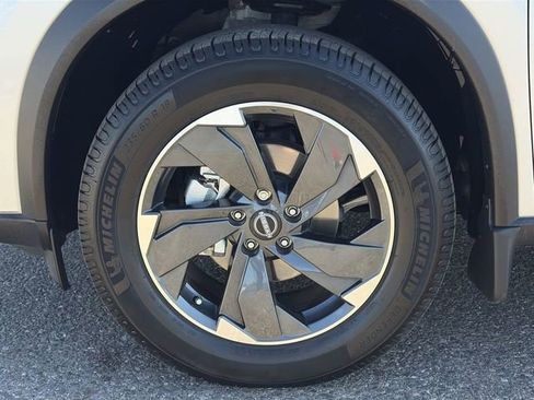 Used 2024 Nissan Rogue SV w/ SV Premium Package image 10