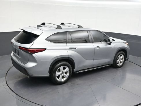 Used 2023 Toyota Highlander LE FWD image 18