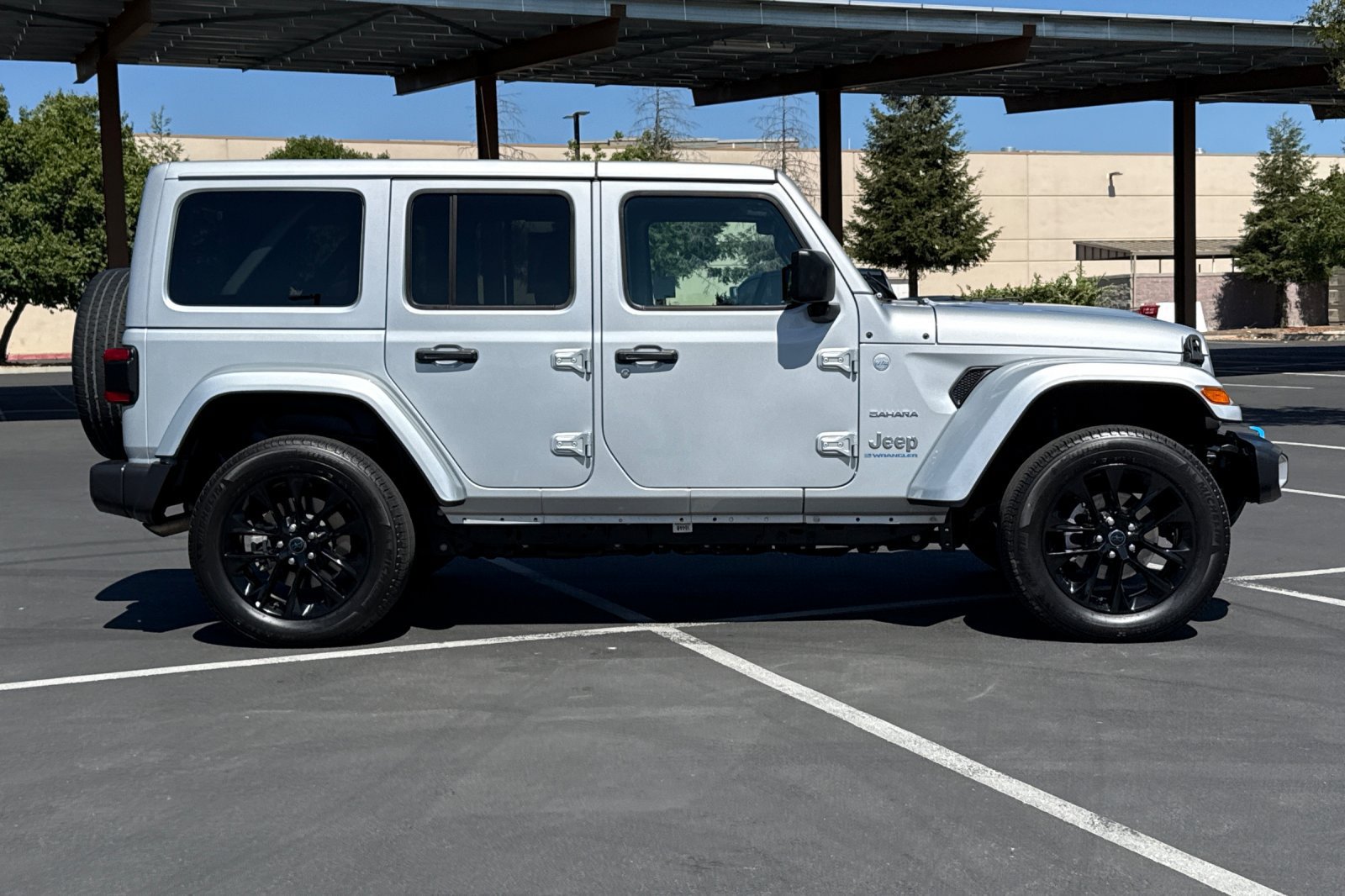 Used 2024 Jeep Wrangler Unlimited Sahara AWD/4WD image 10