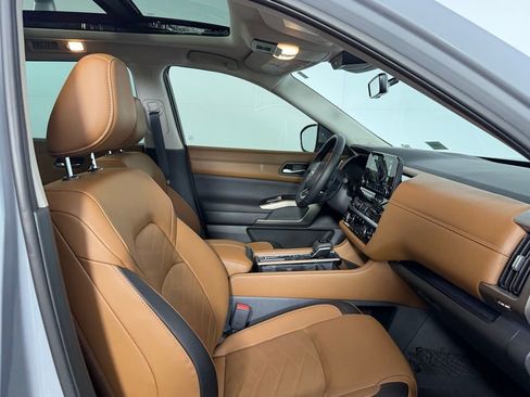 Used 2025 Nissan Pathfinder Platinum w/ Cargo Package image 28