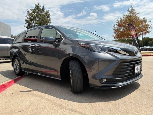 Used 2025 Toyota Sienna XLE FWD image 4