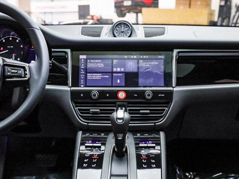 Used 2025 Porsche Macan image 17