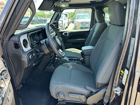 Used 2025 Jeep Wrangler Unlimited Sahara AWD/4WD image 12