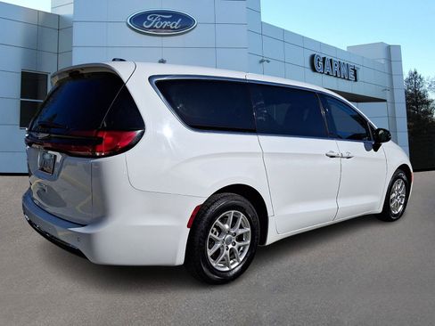 Used 2024 Chrysler Pacifica Touring-L image 8