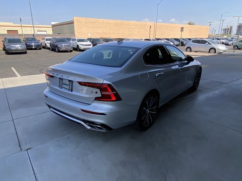 Used 2022 Volvo S60 B5 Momentum w/ Premium Package image 5