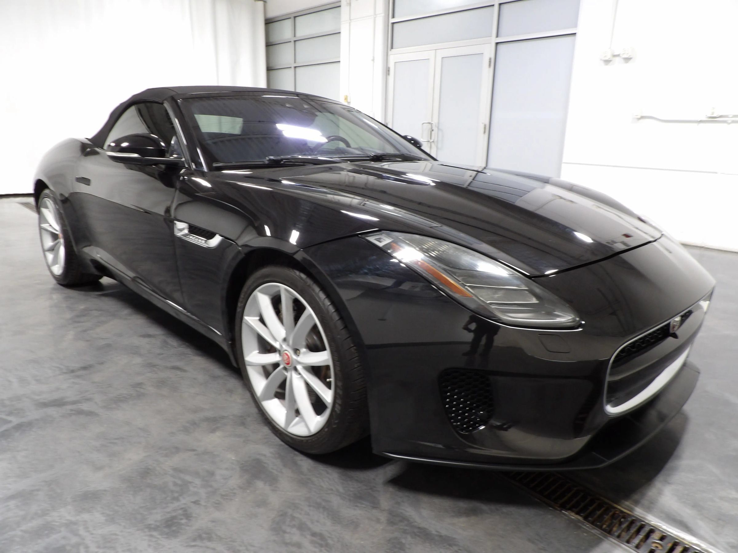 Used 2020 Jaguar F-TYPE Convertible RWD image 9
